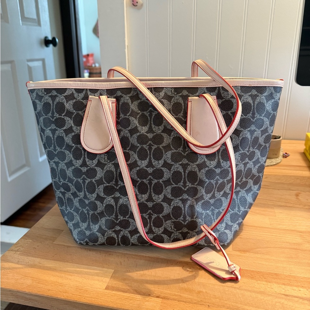 Coach logo tote bag